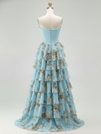 Vestido de baile com corpete, babados em camadas e estampa floral azul, tomara que caia
