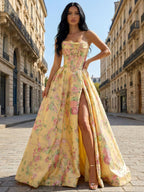 Gelbes A-Linien Satin-Korsett-Abendkleid mit trägerlosem Blumenmuster