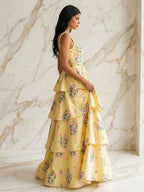 Vestido de fiesta en línea A con volantes y estampado floral amarillo con tirantes trenzados