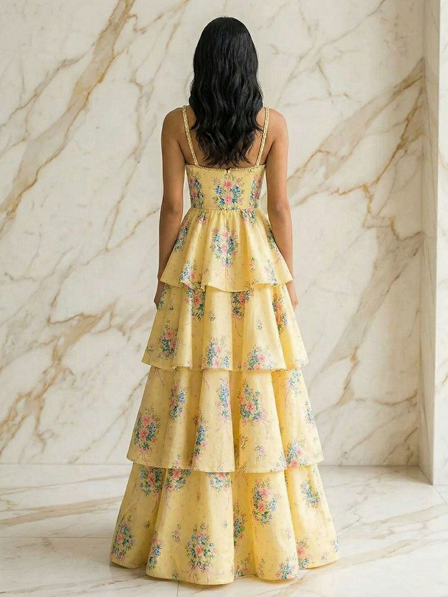Vestido de fiesta en línea A con volantes y estampado floral amarillo con tirantes trenzados