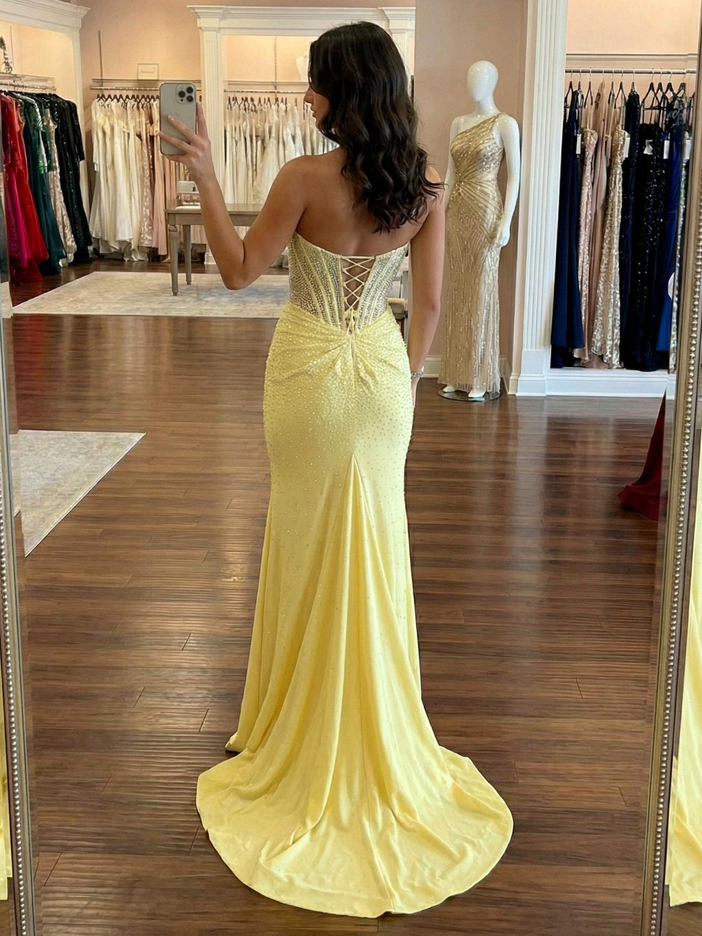 Vestido largo de fiesta sirena con corsé sin tirantes y cuentas, con abertura