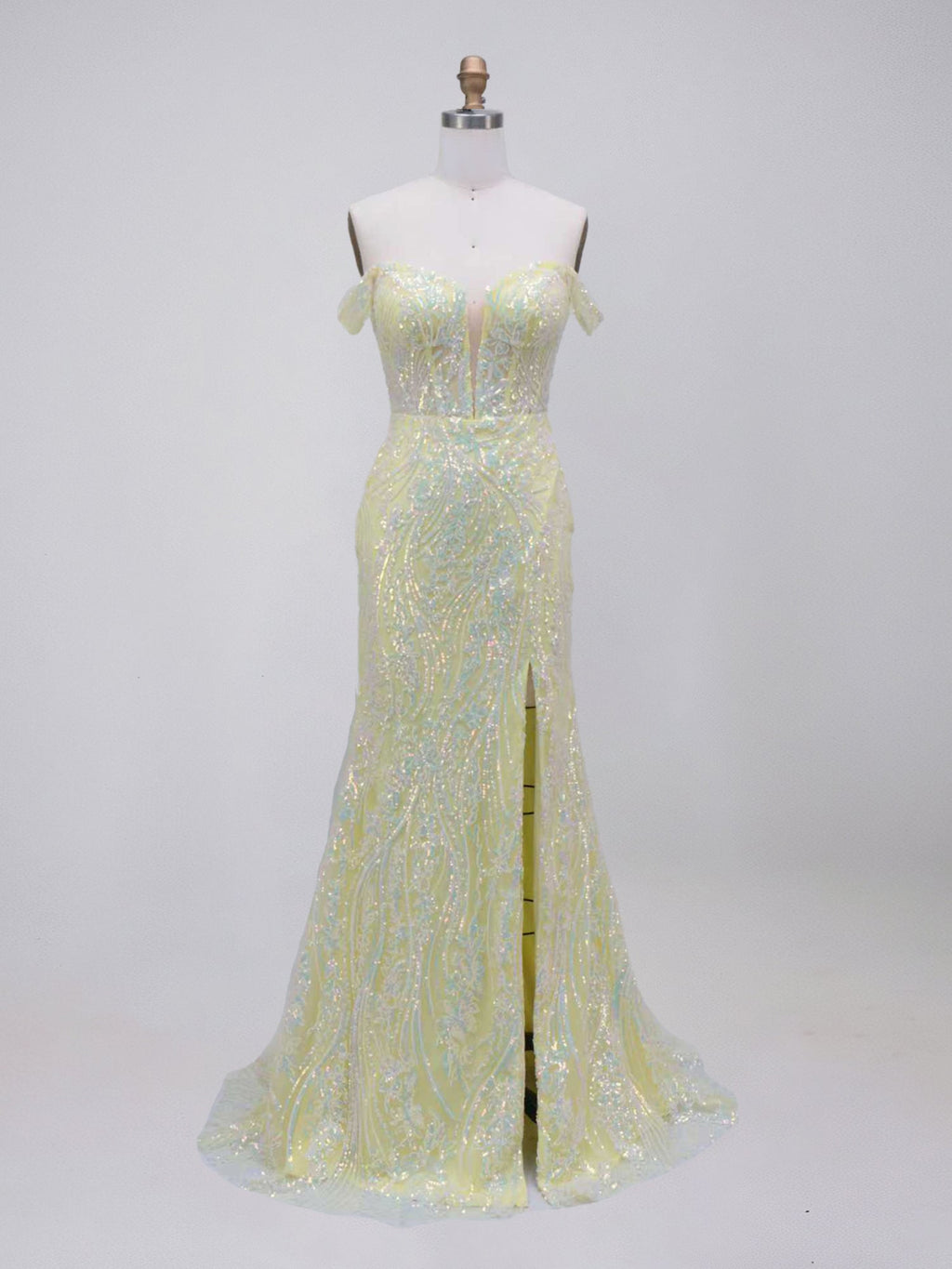 Robe de bal jaune pailletée, épaules dénudées, décolleté plongeant en V avec fente haute
