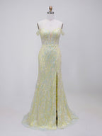 Robe de bal jaune pailletée, épaules dénudées, décolleté plongeant en V avec fente haute