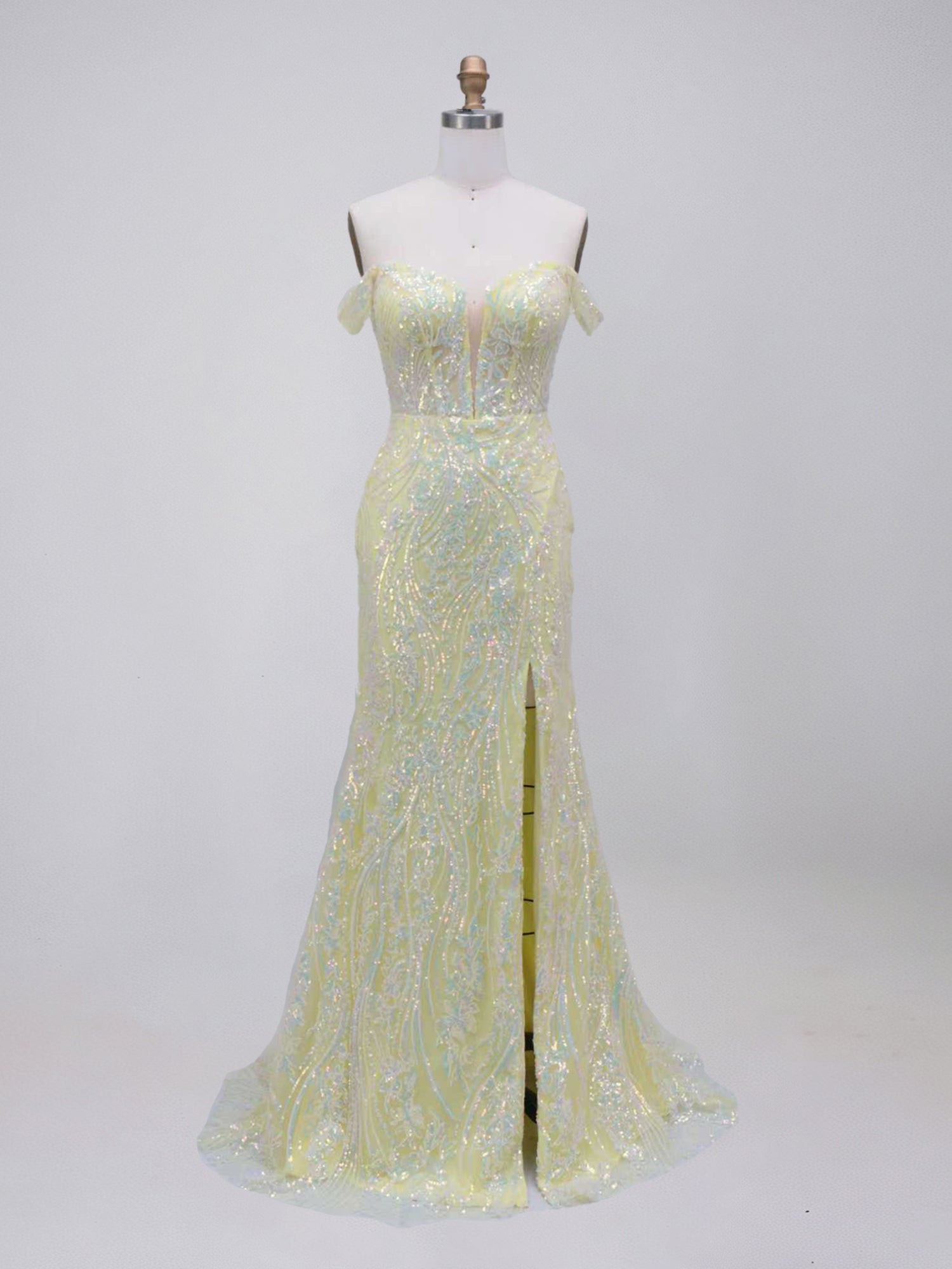 Robe de bal jaune pailletée, épaules dénudées, décolleté plongeant en V avec fente haute
