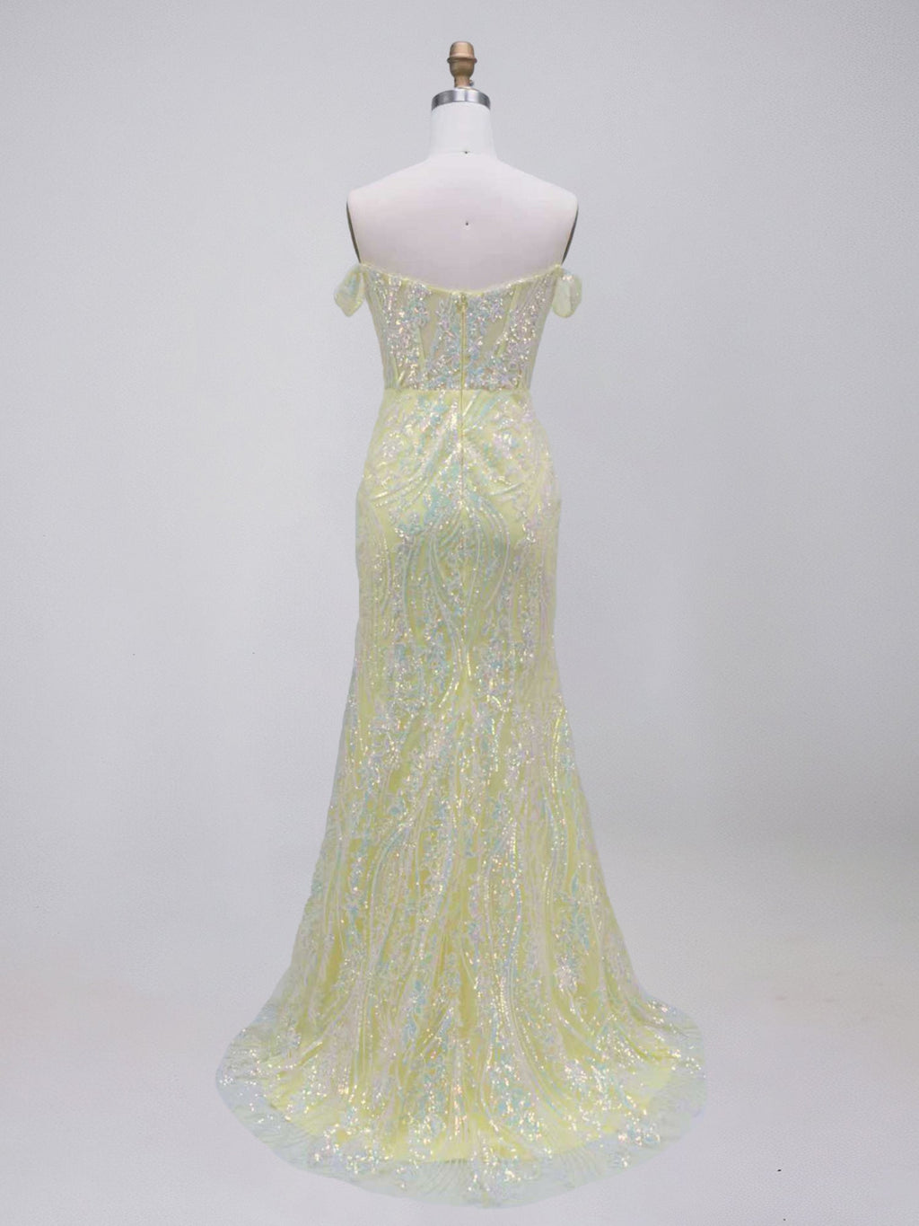 Robe de bal jaune pailletée, épaules dénudées, décolleté plongeant en V avec fente haute