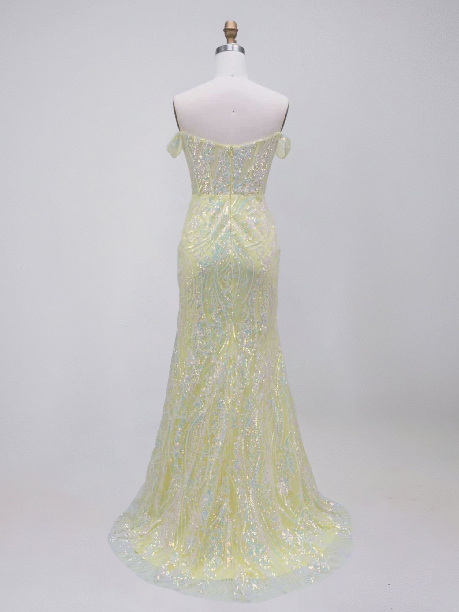 Robe de bal jaune pailletée, épaules dénudées, décolleté plongeant en V avec fente haute