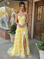 Robe de bal sirène jaune imprimée à volants et étages avec fente
