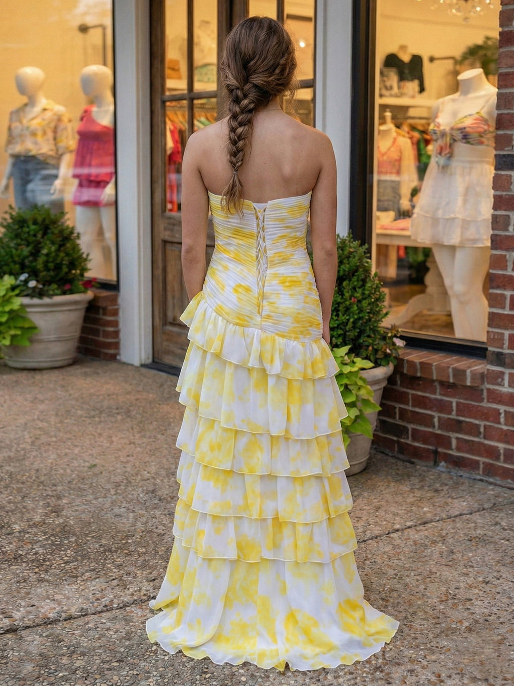 Robe de bal sirène jaune imprimée à volants et étages avec fente