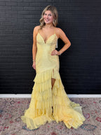 Vestido longo de baile amarelo sereia com babados em camadas e paetês brilhantes