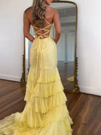 Vestido longo de baile amarelo sereia com babados em camadas e paetês brilhantes