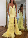 Vestido longo de baile amarelo sereia com babados em camadas e paetês brilhantes