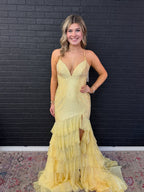 Vestido longo de baile amarelo sereia com babados em camadas e paetês brilhantes