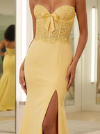 Gelbes trägerloses Perlen-Corsagen-Abendkleid mit hohem Schlitz und Schleife