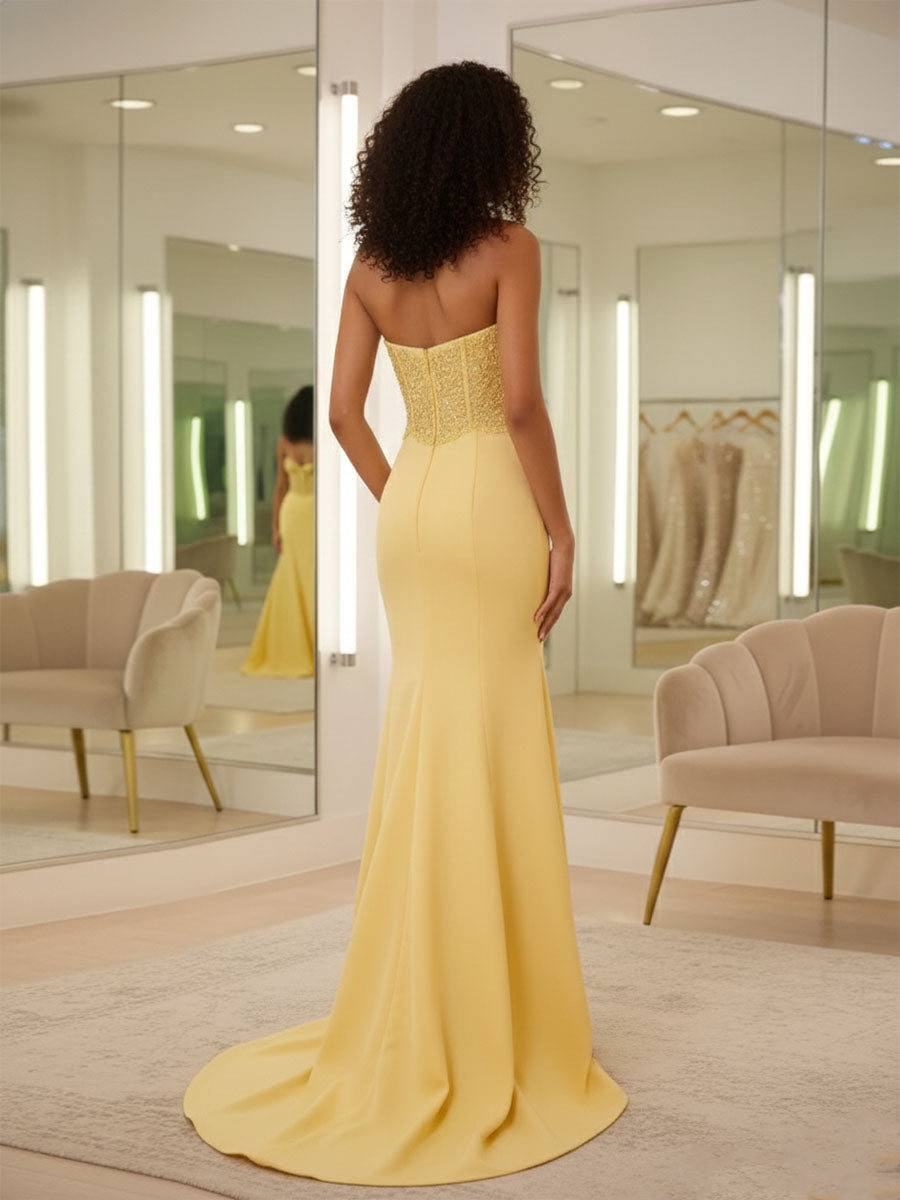 Gelbes trägerloses Perlen-Corsagen-Abendkleid mit hohem Schlitz und Schleife