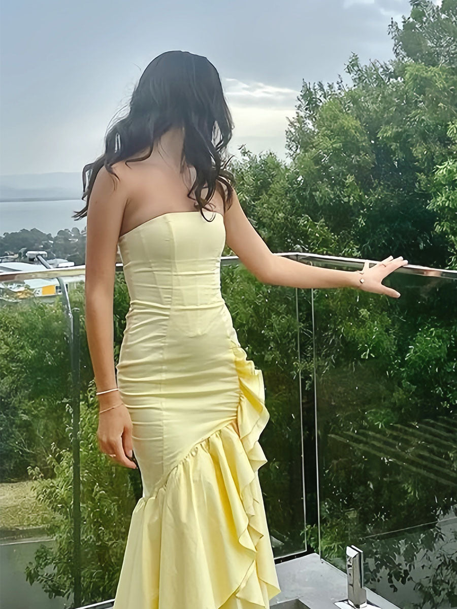 Vestito da ballo giallo in raso senza spalline con volant a cascata e spacco alto