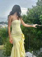 Vestito da ballo giallo in raso senza spalline con volant a cascata e spacco alto