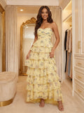 Vestido de fiesta amarillo sin tirantes con estampado floral y falda con volantes en capas