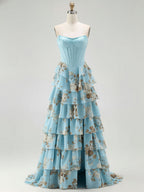 Vestido de baile com corpete, babados em camadas e estampa floral azul, tomara que caia