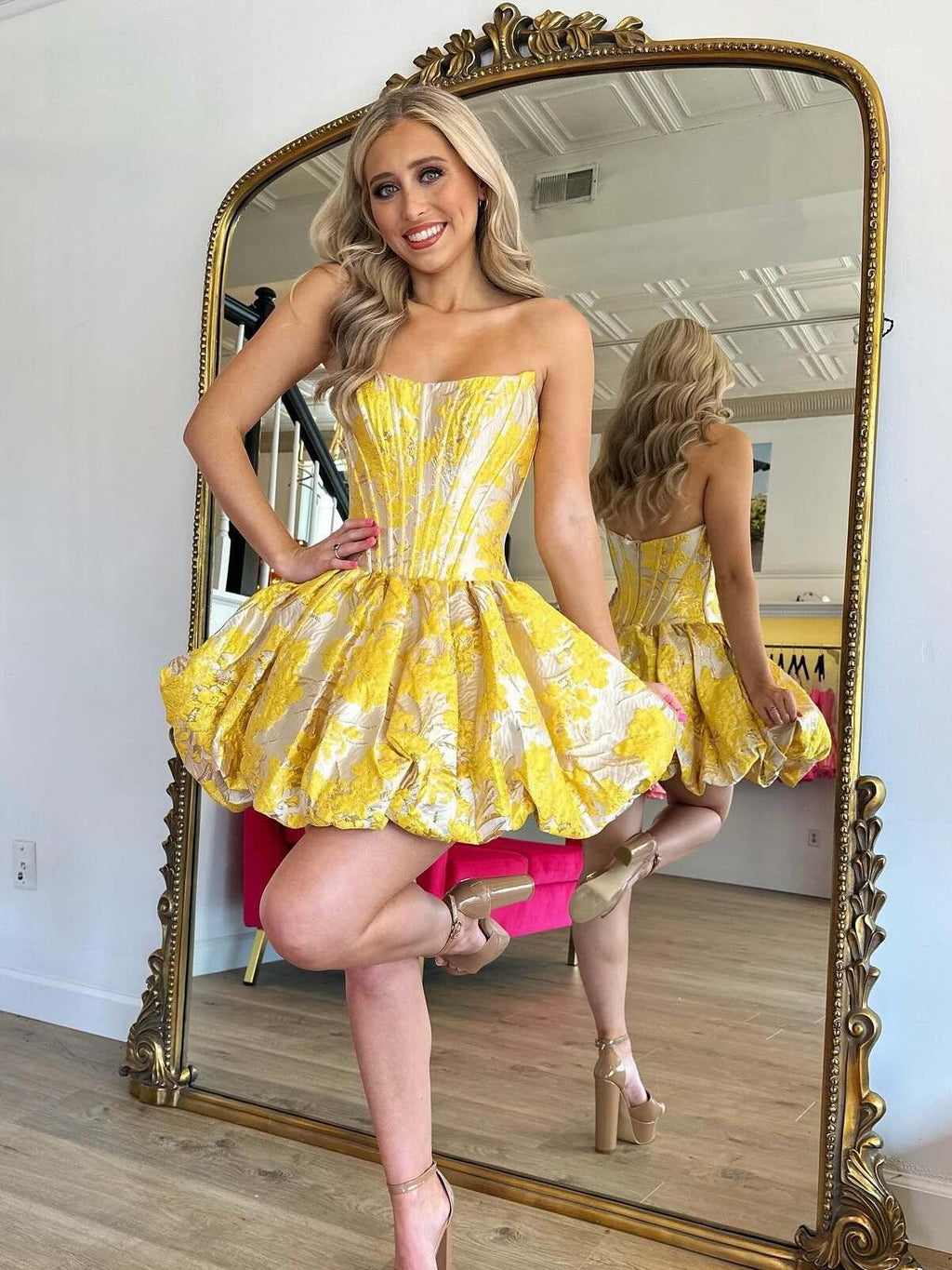 Robe de bal courte corset en satin sans bretelles à imprimé floral