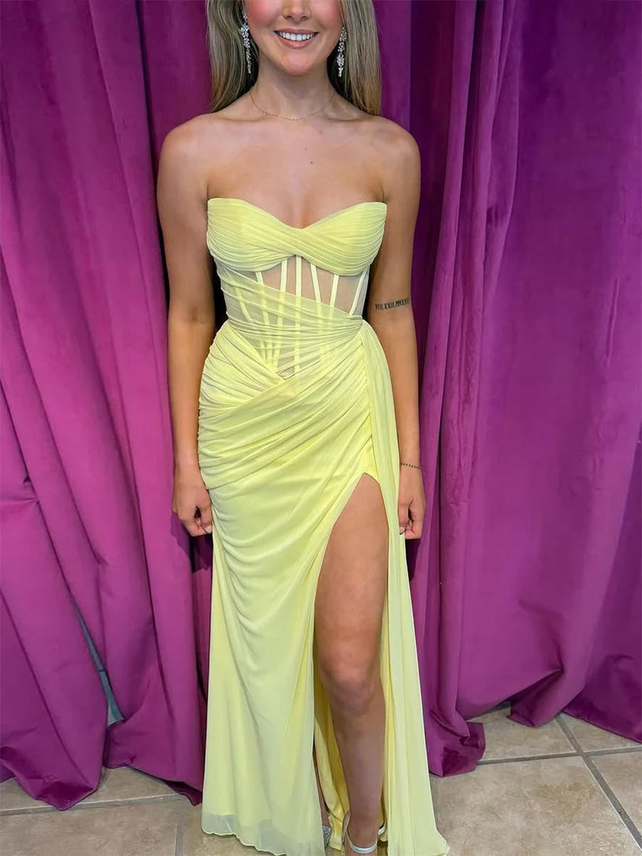 Vestido de festa amarelo tomara que caia com decote coração, corpete franzido e fenda