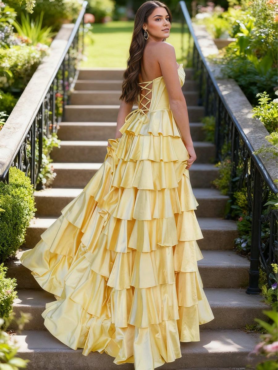 Vestido longo de festa amarelo tomara que caia com babados em camadas, corpete e fenda