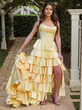 Vestido longo de festa amarelo tomara que caia com babados em camadas, corpete e fenda