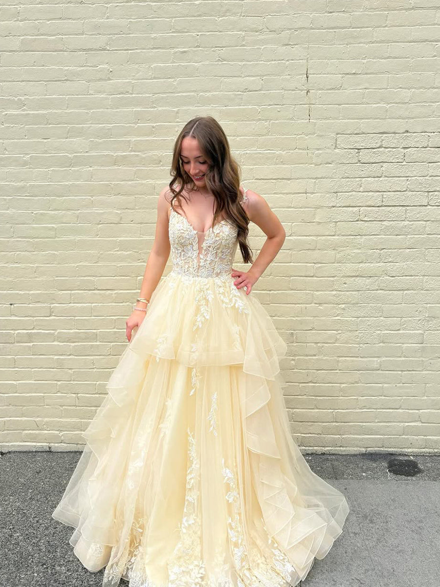 Vestido largo de graduación amarillo en línea A con tul en capas y encaje floral