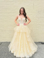 Vestido largo de graduación amarillo en línea A con tul en capas y encaje floral