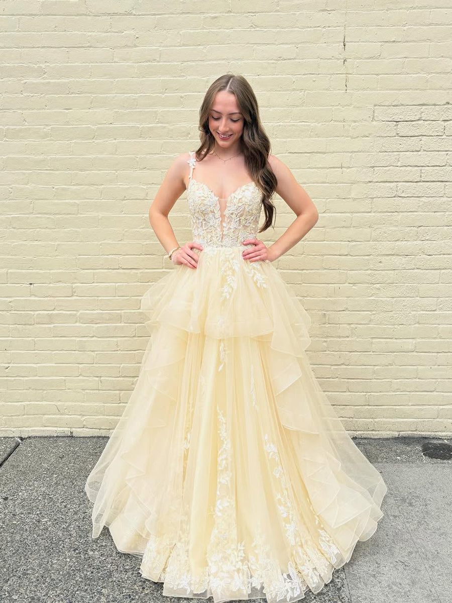Vestido largo de graduación amarillo en línea A con tul en capas y encaje floral