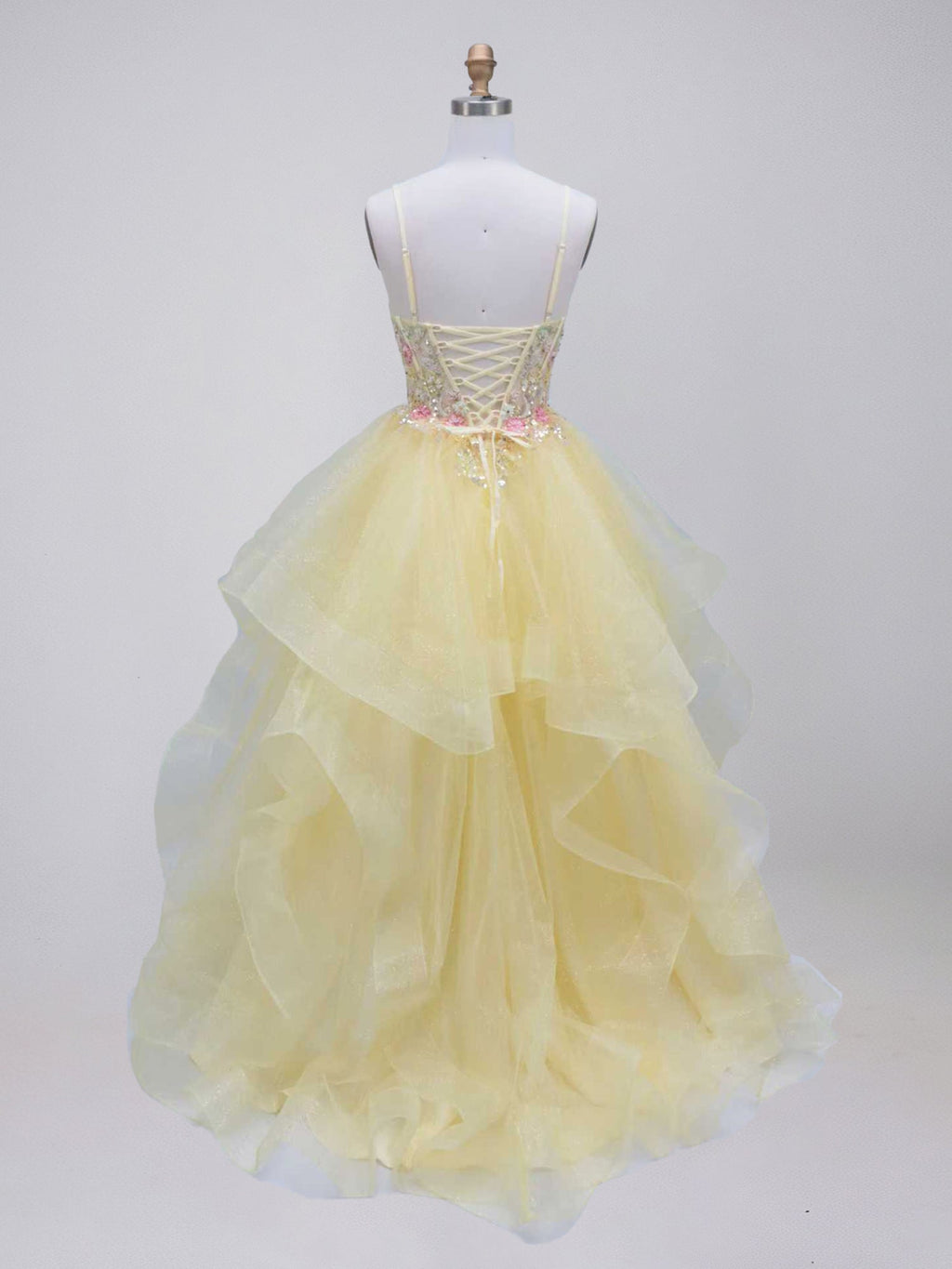 Robe de bal jaune en tulle à volants superposés avec corset transparent brodé de fleurs