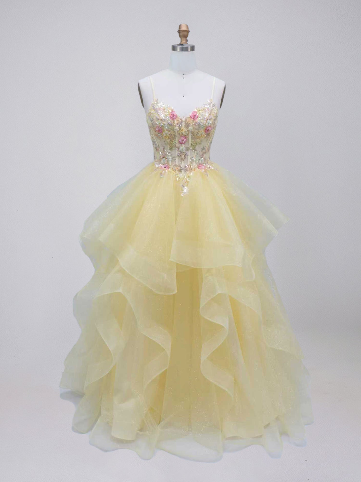 Robe de bal jaune en tulle à volants superposés avec corset transparent brodé de fleurs
