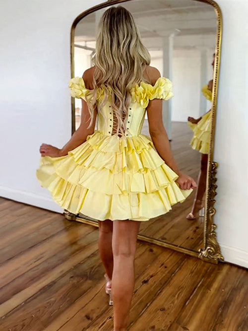 Vestido de regreso a casa línea A off shoulder con volantes en capas de satén