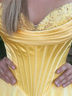 Gelbes A-Linien Trägerloses Satin Korsett Langes Ballkleid mit Rüschensaum