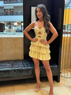 Vestido corto de fiesta satinado en línea A sin tirantes con escote corazón y abertura tipo ojo de cerradura