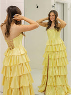 Vestido Longo de Baile Amarelo Linha A Tomara que Caia com Babados em Camadas e Fenda