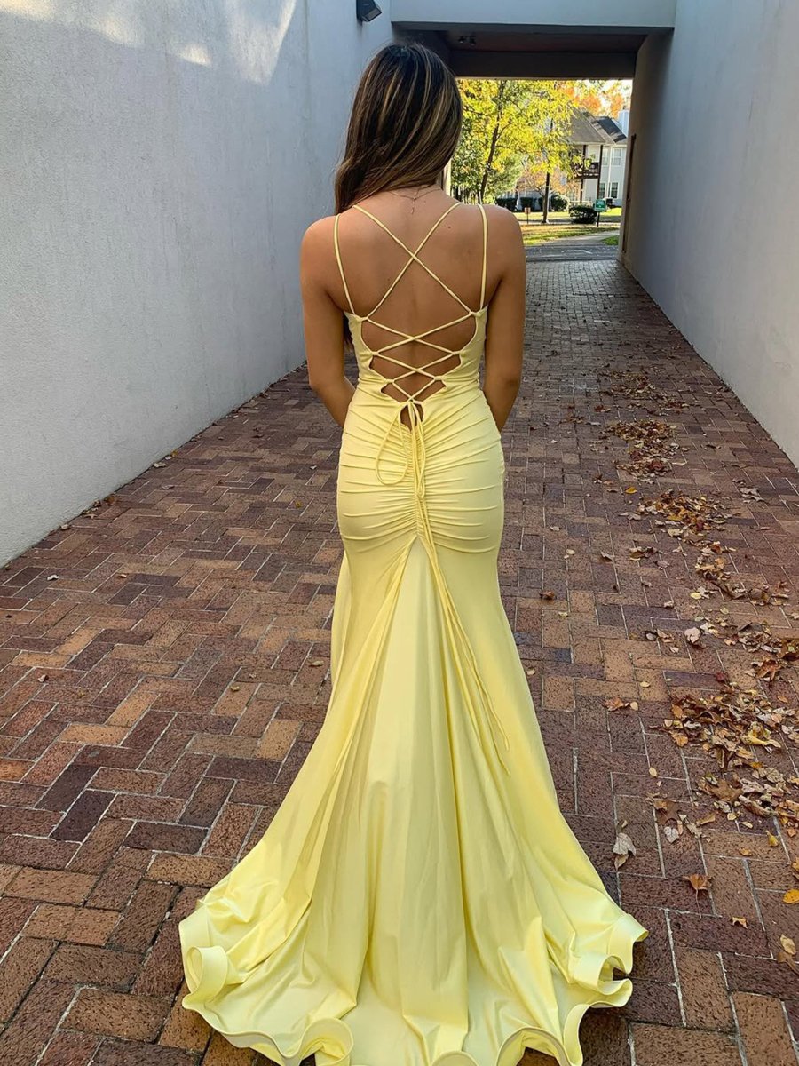 Gelbes Meerjungfrau-Satin-Abendkleid mit Spaghettiträgern, V-Ausschnitt und Schlitz