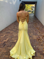 Gelbes Meerjungfrau-Satin-Abendkleid mit Spaghettiträgern, V-Ausschnitt und Schlitz