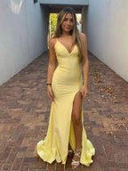Gelbes Meerjungfrau-Satin-Abendkleid mit Spaghettiträgern, V-Ausschnitt und Schlitz