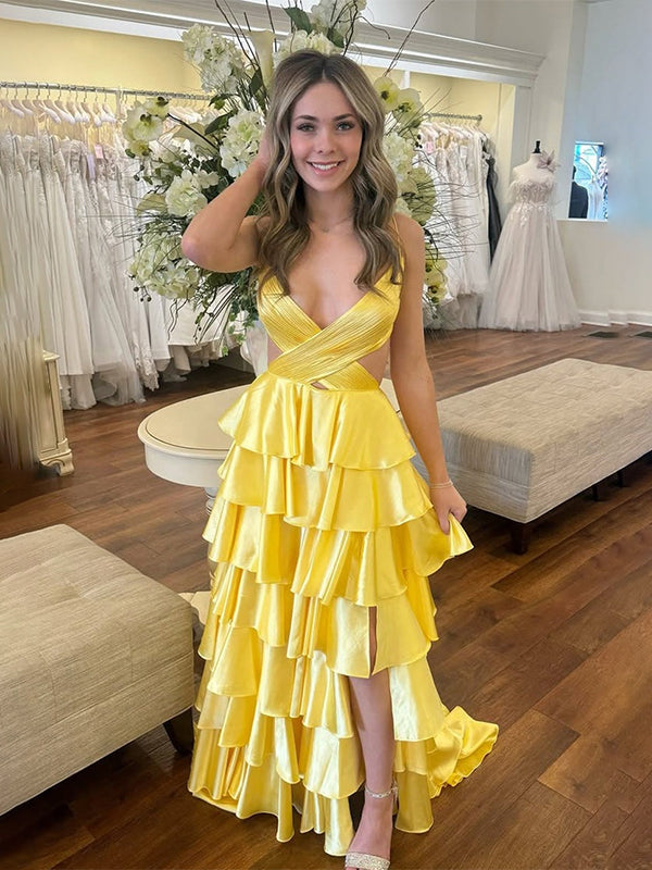 Robe de bal jaune en satin à bretelles spaghetti, col en V et jupe à volants avec fente