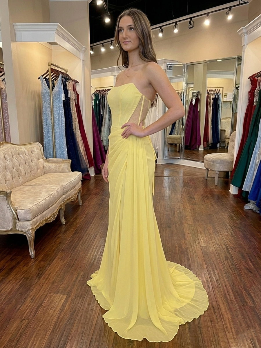 Vestido de festa amarelo tomara que caia com decote coração, corpete franzido e fenda