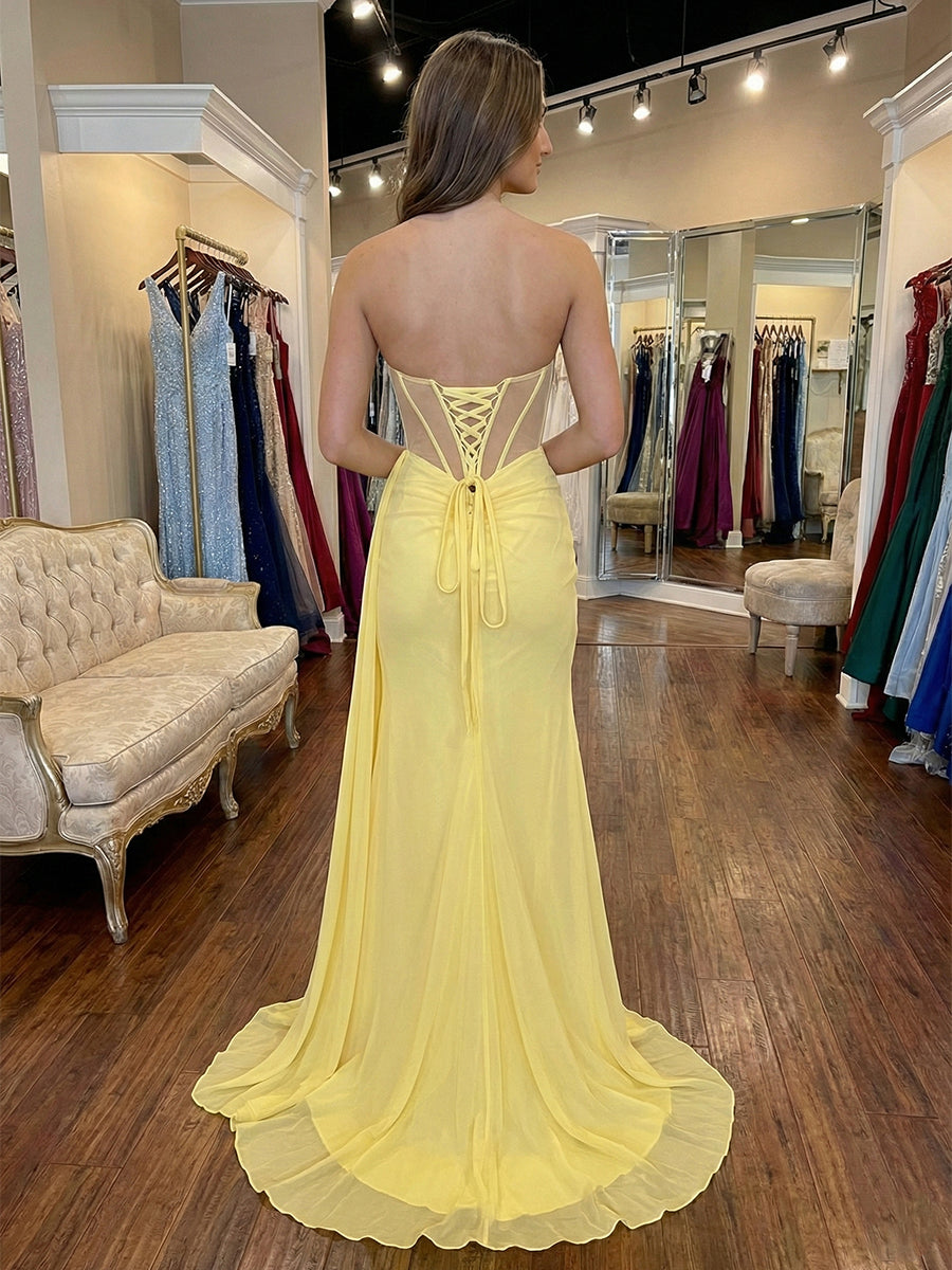 Vestido de festa amarelo tomara que caia com decote coração, corpete franzido e fenda