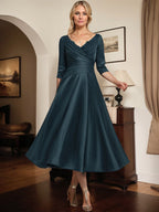 Dunkelmarineblaues A-Linien V-Ausschnitt Tea-Length Mattes Satin Kleid für die Mutter der Braut mit Falten