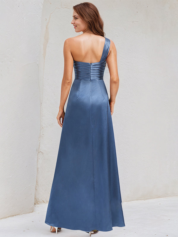 Vestido longo de cetim em linha A, um ombro só e sem mangas com fenda