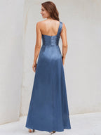 Vestido longo de cetim em linha A, um ombro só e sem mangas com fenda