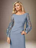 Vestido longo azul acinzentado em crepe stretch com decote redondo, mangas longas e aplicações