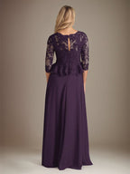 Vestido longo de chiffon ameixa, modelo evasê, decote canoa, mangas 3/4 e apliques