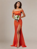 Robe longue de demoiselle d'honneur en satin sans manches à épaules dénudées, coupe fourreau/colonne