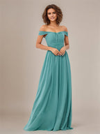 Vestido de dama de honra azul água em chiffon, modelo A-line, ombro a ombro, sem mangas e comprimento até o chão