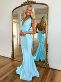 Robe de bal longue sirène bleu clair dos nu à col halter