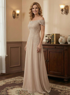 Vestido elegante de madre de la novia en tono topo, tipo columna, sin hombros y con encaje